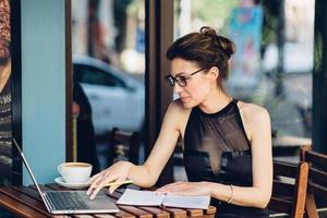 attraktiv affärskvinna som arbetar på sin bärbara dator foto