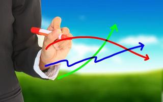 affärskvinna ritning diagram på en naturlig bakgrund. foto