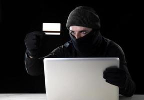 hacker man i svart med dator bärbar dator cyber brottslighet koncept