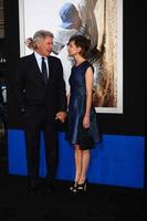 los angeles, 9 april - Harrison ford, calista flockhart anländer till premiären 42 på kinesiska teatern den 9 april 2013 i los angeles, ca. foto