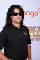 los angeles, 7 maj - tommy thayer anländer till den 5:e årliga george lopez kändisgolfklassikern på lakeside golfklubb den 7 maj 2012 i toluca lake, ca. foto