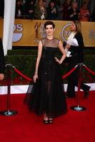 los angeles, 27 januari - anne hathaway anländer till 2013 års filmskådespelares guild awards vid shrine auditorium den 27 januari 2013 i los angeles, ca. foto