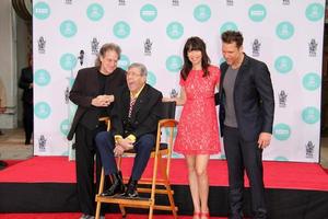 los angeles, 12 april - richard lewis, jerry lewis, illeana douglas, dansk kock vid jerry lewis hand- och fotavtrycksceremonin på tcl chinese theatre den 12 april 2014 i los angeles, ca. foto