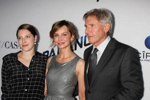 los angeles, 8 augusti - georgia ford, calista flockhart, harrison ford anländer till paranoia los angeles premiär på directors guild of america den 8 augusti 2013 i los angeles, ca. foto