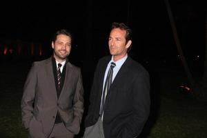 los angeles, 7 jan - jason priestley, luke perry anländer till kännetecknande vinterfesten 2011 tca på tournament of roses parade house den 7 januari 2011 i pasadena, ca. foto