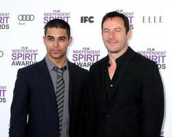 los angeles, 25 feb - wilmer valderrama, jason issacs anländer till 2012 års filmindependent spirit awards på stranden den 25 februari 2012 i santa monica, ca. foto