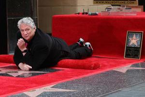 los angeles, 11 apr - harvey fierstein på harvey fierstein och cyndi lauper hollywood walk of fame ceremoni på pantages teater den 11 april 2016 i los angeles, ca. foto