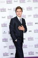 los angeles, 25 feb - zac efron anländer till 2012 års film independent spirit awards på stranden den 25 februari 2012 i santa monica, ca. foto