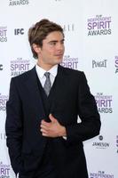 los angeles, 25 feb - zac efron anländer till 2012 års film independent spirit awards på stranden den 25 februari 2012 i santa monica, ca. foto