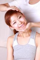 ung japansk kvinna som får kiropraktik