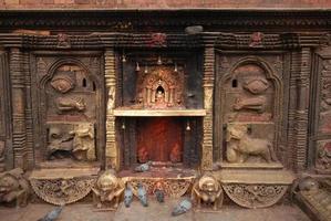 bronsgudinna vid hinduiska templet i Nepal. foto