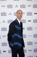 los angeles, 25 feb - john waters anländer till 2012 års filmindependent spirit awards på stranden den 25 februari 2012 i santa monica, ca. foto