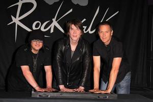 los angeles, 7 maj - robby takac, john rzeznik, mike malinin på goo goo dolls rockwalk induktion på paley center för media den 7 maj 2013 i beverly hills, ca. foto