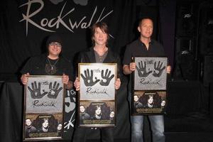 los angeles, 7 maj - robby takac, john rzeznik, mike malinin på goo goo dolls rockwalk induktion på paley center för media den 7 maj 2013 i beverly hills, ca. foto