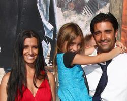 los angeles, 22 juni - gilles marini, fru, dotter blå, vän anländer till världspremiären av ensamvakten på Disneys kaliforniska äventyr den 22 juni 2013 i Anaheim, ca. foto