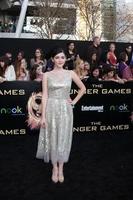 los angeles, 12 mars - isabelle fuhrman anländer till premiären för hunger games på nokia theater at la live den 12 mars 2012 i los angeles, ca. foto