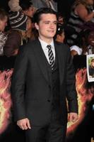 los angeles, 12 mars - josh hutcherson anländer till premiären för hunger games på nokia theater at la live den 12 mars 2012 i los angeles, ca. foto