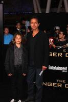 los angeles, 12 mars - benjamin bratt anländer till premiären för hunger games på nokia theater at la live den 12 mars 2012 i los angeles, ca. foto