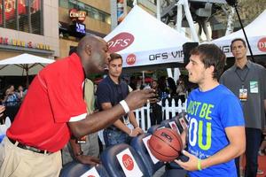 los angeles, 9 aug - josh hutcherson på josh hutcherson kändisbasketmatch som gynnas rakt men inte smalt på nolia plaza den 9 augusti 2013 i los angeles, ca. foto