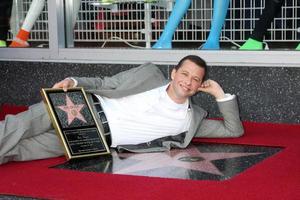 los angeles, sep 19 - jon cryer på jon cryer hollywood walk of fame stjärnceremoni på hollywood walk of fame den 19 september 2011 i los angeles, ca foto