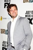 los angeles, 8 jul - joshua jackson anländer till bridge fx network premiärvisning på directors guild of america den 8 juli 2013 i los angeles, ca. foto