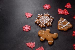 läckra pepparkakor med honung, ingefära och kanel foto