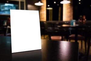 mockup white label meny ram på bordet med café restaurang interiör bakgrund foto