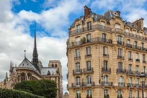 parisisk byggnad och katedralen Notre Dame de Paris. foto