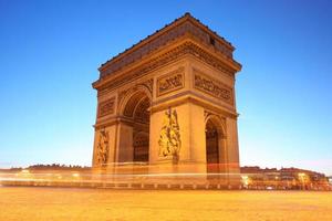 berömd Arc de Triomphe på kvällen, Paris, Frankrike foto