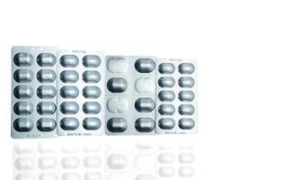 silver aluminiumfolie blisterförpackning isolerad på vit bakgrund. läkemedelsförpackningsindustrin. apoteksprodukter. resistens mot antibiotika. piller i modern förpackning för att skydda mot ljus. foto