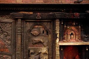 bronsgudinnan på väggen i hinduiska templet.