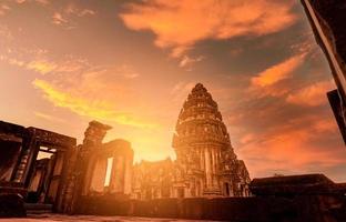 selektivt fokus på phimai historiska park med solnedgångshimlen. landmärke av nakhon ratchasima, thailand. resmål. historisk plats är gammal. gammal byggnad. khmer tempel klassisk arkitektur foto