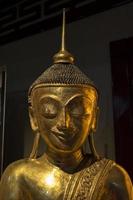 gyllene buddha staty