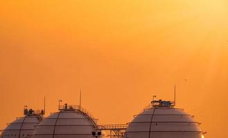 industriell gaslagringstank. lagringstank för lng eller flytande naturgas. sfärisk gastank i petroleumraffinaderi. lagringstank ovan jord. naturgaslagringsindustrin och global marknadskonsumtion foto