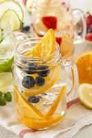 hälsosamt spa-vatten med frukt foto
