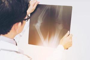 varm ton foto av manlig läkare undersöks röntgenfilm
