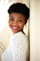 attraktiv ung afrikansk kvinna som ler foto