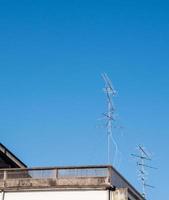 analog antenn på terrassen under den klarblå himlen. foto