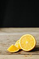 skivad apelsin på ett bord