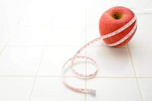 dietkoncept, äpple och måttband