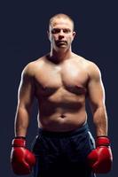 muskulös man - ung kaukasisk boxare foto