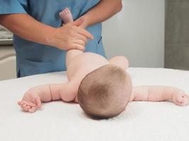 doktor massage liten kaukasiska baby foto