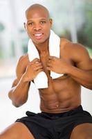 afrikansk amerikansk muskulös man som håller handduken foto