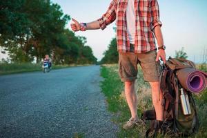 unga kaukasiska turister som vandrar längs en väg