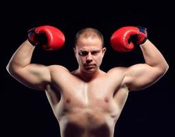 muskulös ung kaukasisk boxare som bär boxhandskar