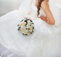 underbara kaukasiska brud i vacker klänning