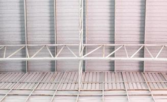 takkonstruktionens metallram med takpannan täcker det stora lagret. foto