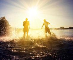 grupp vänner som har kul på stranden. foto