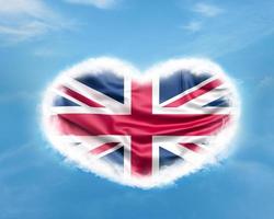 Storbritannien flagga i hjärtform på blå himmel foto