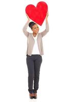 afroamerikansk kvinna som håller hjärtaform